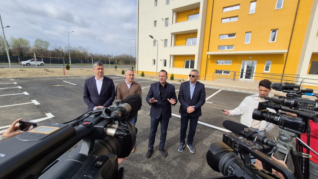 Târgoviște: Au fost finalizate două blocuri ANL moderne pentru cadrele medicale și didactice, pe Bulevardul Regele Ferdinand. VIDEO În municipiul Târgoviște, pe Bulevardul Regele Ferdinand, în apropierea cartierului Aleea Trandafirilor, au fost finalizate două blocuri de locuințe ANL moderne
