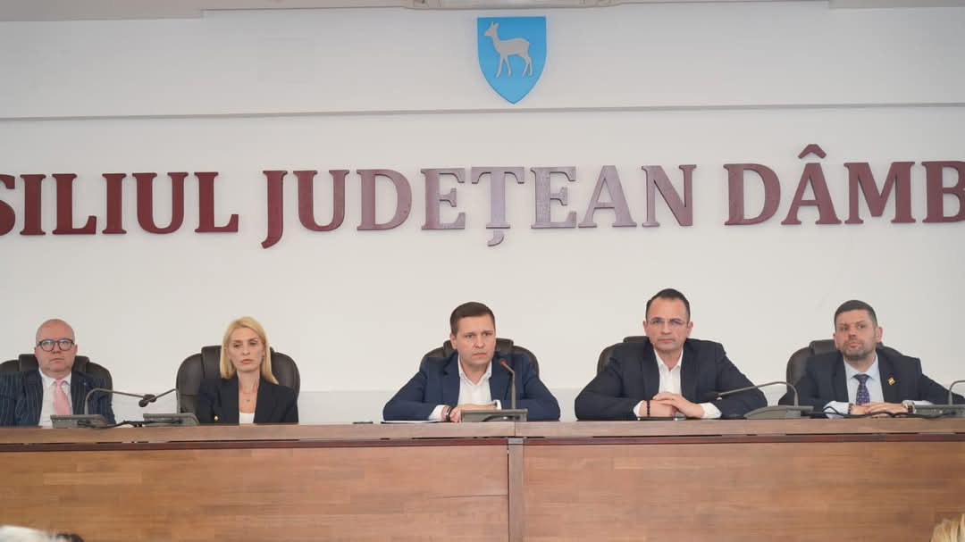 Astăzi, președintele Consiliului Județean Dâmbovița, Corneliu Ștefan, și primarul municipiului Târgoviște, Daniel Cristian Stan, au primit la sediul Consiliului Județean o delegație