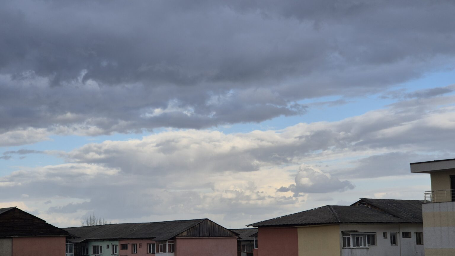 Județul Dâmbovița este  sub informare meteorologică până pe 15 martie, ora 18:00, se va confrunta cu  instabilitate atmosferică. Se vor înregistra averse,