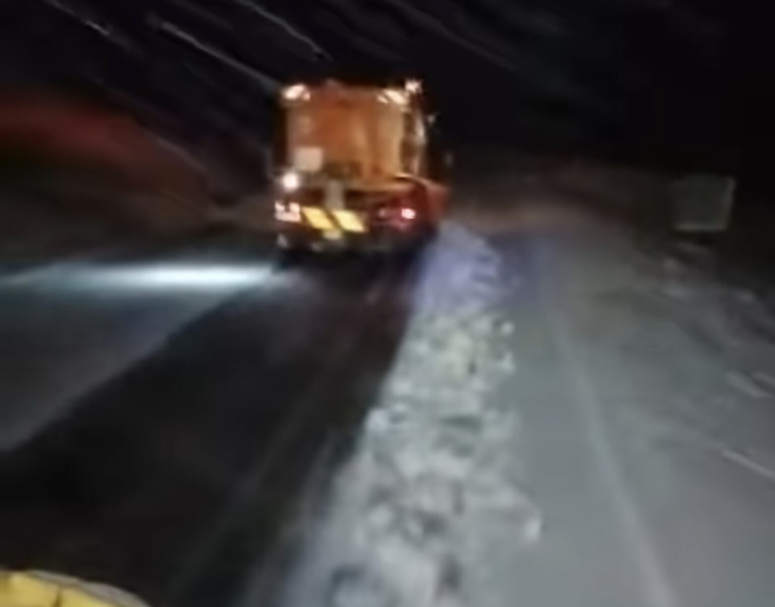 Ninsori în zona montană Rânca, noaptea trecută, zona montană Rânca a fost acoperită de un strat consistent de zăpadă, iar două utilaje cu lamă și material antiderapant 