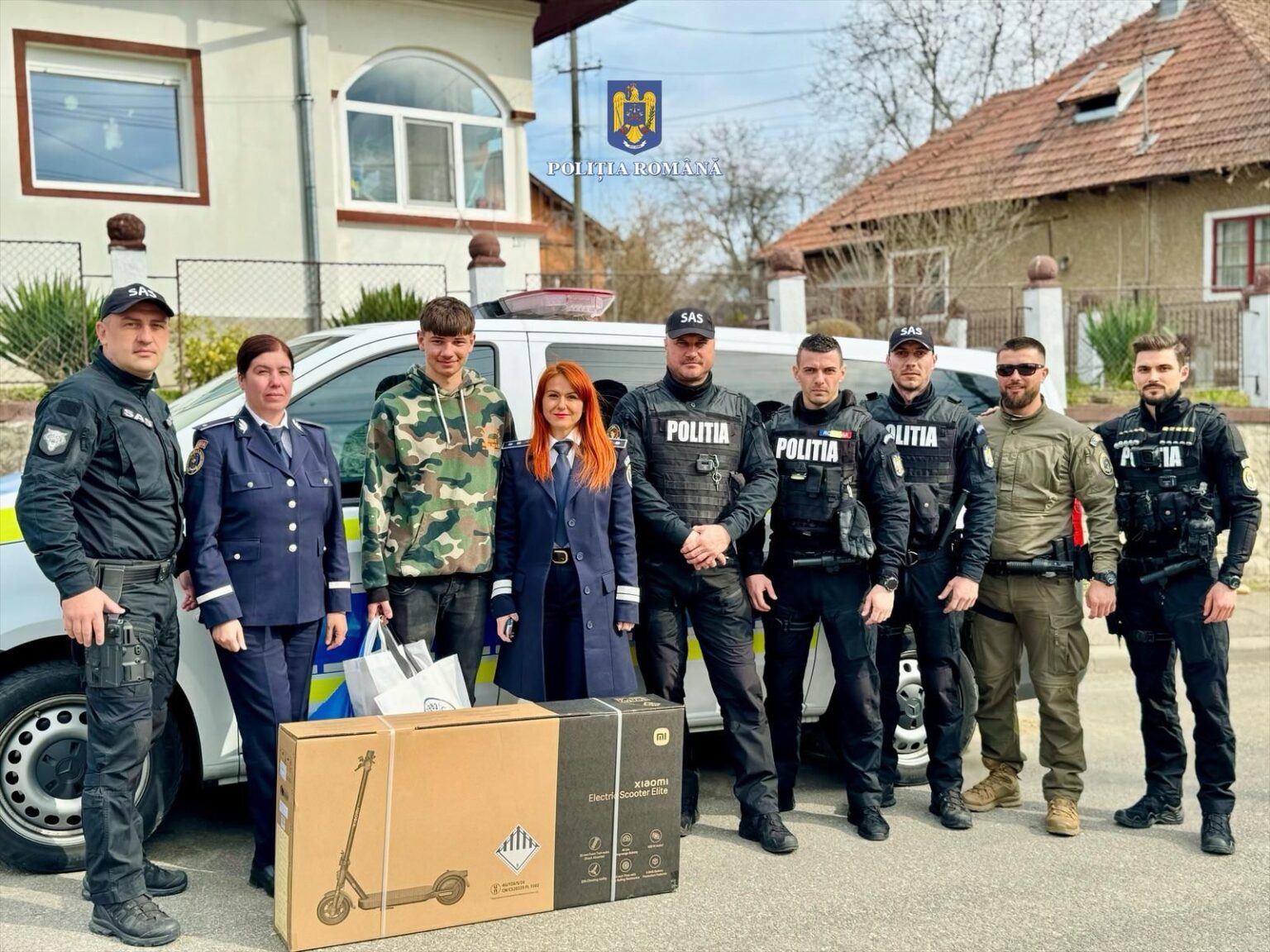 Polițiștii dâmbovițeni și luptătorii Serviciului Acțiuni Speciale au adus un zâmbet unui elev cu rezultate remarcabile.