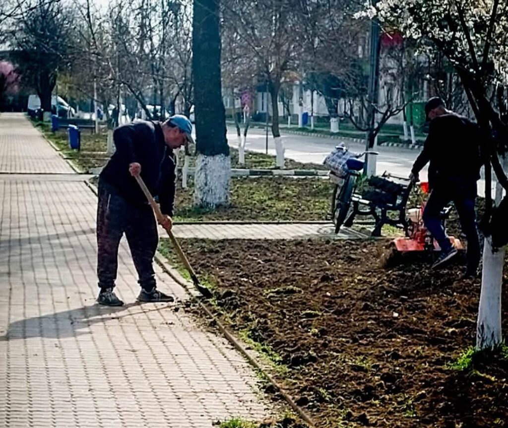Primăria Titu, implicată în îmbunătățirea continuă a aspectului urban și a curățeniei din oraș Primăria Titu a continuat și în ultima săptămână să lucreze pentru un oraș mai curat și mai bine îngrijit. Printre activitățile importante desfășurate se numără: