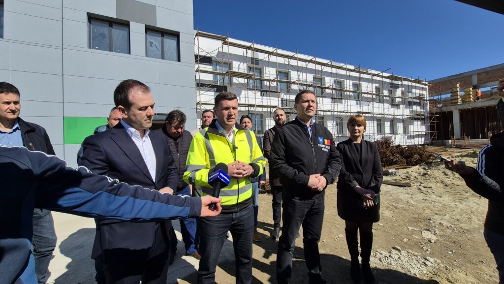 Președintele CJ Dâmbovița, Corneliu Ștefan, a vizitat șantierele de lucrările de la Grădinița și Școala Gimnazială din Gura Ocniței. VIDEO La Gura Ocniței, autoritățile locale lucrează intens la două proiecte educaționale de mare importanță pentru comunitate. Președintele Consiliului Județean Dâmbovița,