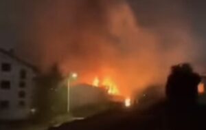 Tragedie în Macedonia de Nord.Un incendiu devastator a avut loc în noaptea de 15 martie într-un club de noapte din orașul Kocani, Macedonia de Nord, în timpul unui concert al trupei DNA. Potrivit autorităților, cel puțin 50 de persoane au murit, iar peste 100 au fost rănite și spitalizate.