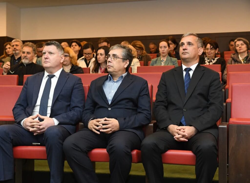 Universitatea „Valahia” din Târgoviște promovează excelența academică la nivel internațional Pe 17 martie 2025, Universitatea „Valahia” din Târgoviște a găzduit un eveniment deosebit dedicat impactului clasamentelor globale asupra instituțiilor de învățământ