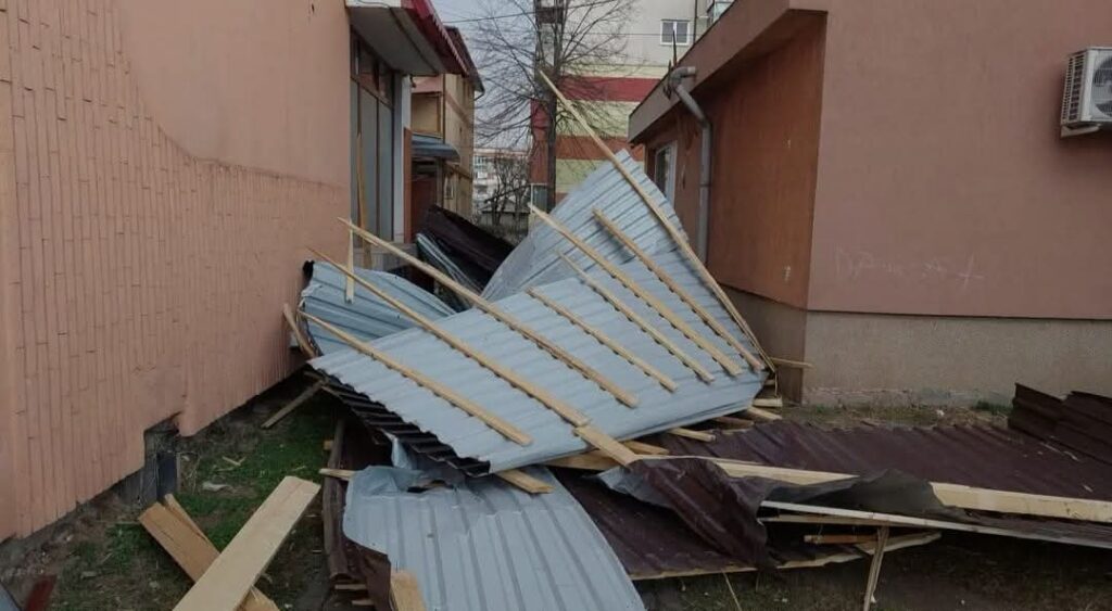 Prăpăd din cauza vântului puternic și furtunii în unele zone din țară, ieri,pe 13 martie 2025, Alba Iulia a fost afectată de rafale de vânt ce au depășit 90 km/h,