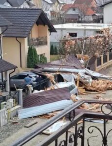 Prăpăd din cauza vântului puternic și furtunii în unele zone din țară, ieri,pe 13 martie 2025, Alba Iulia a fost afectată de rafale de vânt ce au depășit 90 km/h,