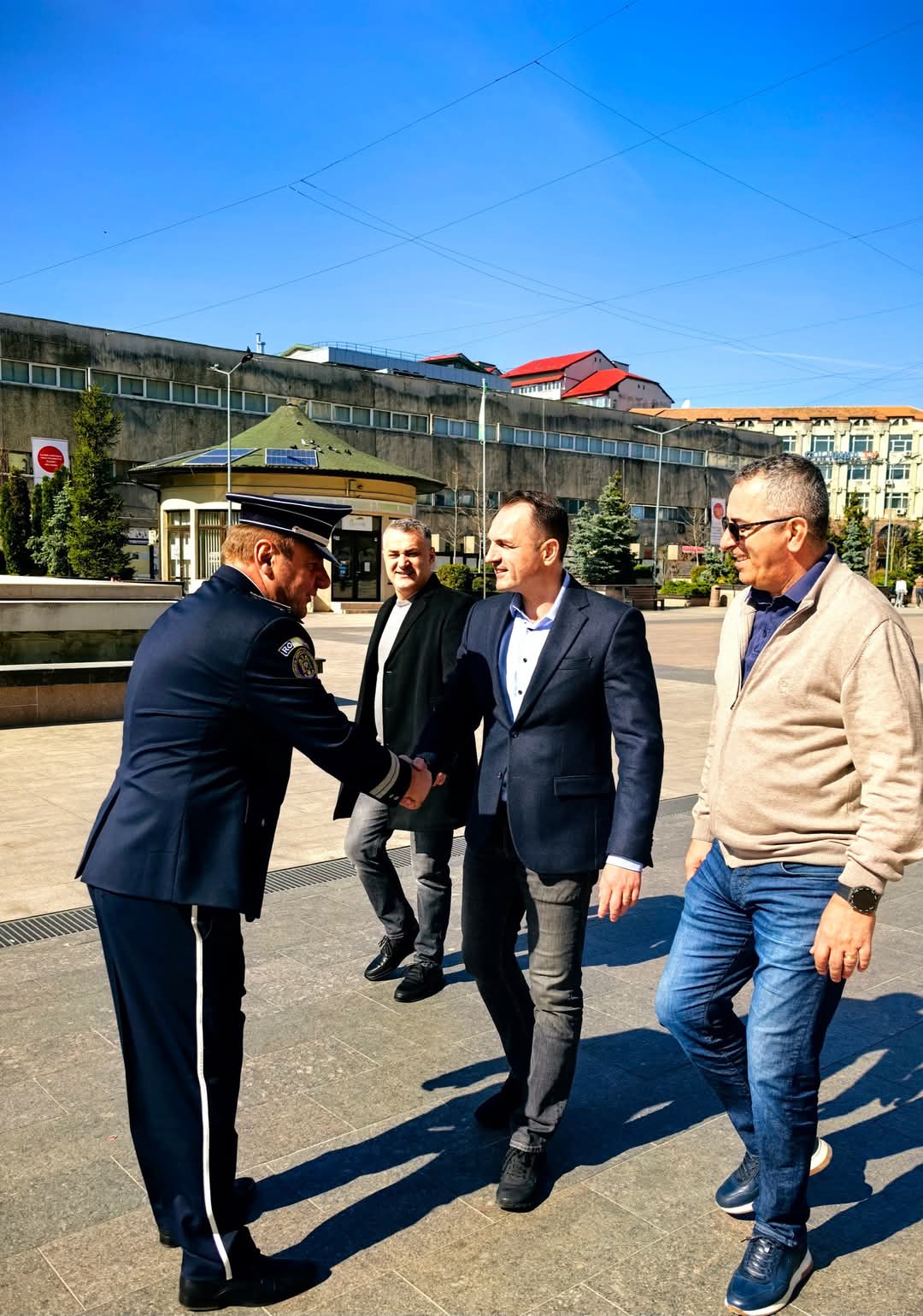 Astăzi, primarul Daniel Cristian Stan, viceprimarii Cătălin Rădulescu și Cozma Constantin, au participat la manifestările organizate cu ocazia Zilei Poliției Române în Piața Tricolorului din Târgoviște.