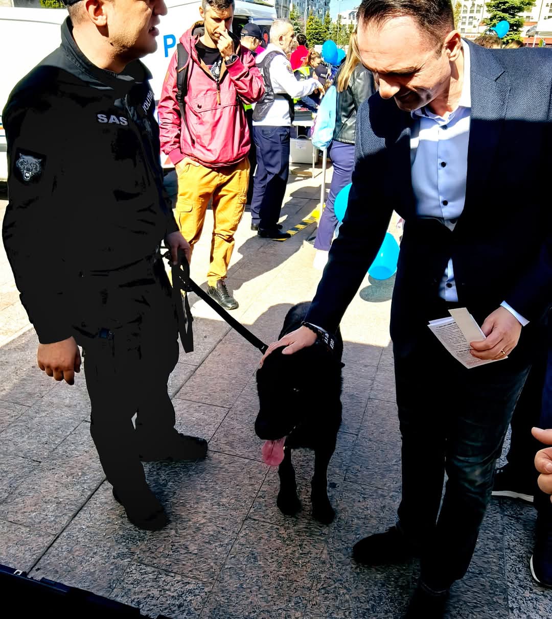 Astăzi, primarul Daniel Cristian Stan, viceprimarii Cătălin Rădulescu și Cozma Constantin, au participat la manifestările organizate cu ocazia Zilei Poliției Române în Piața Tricolorului din Târgoviște.