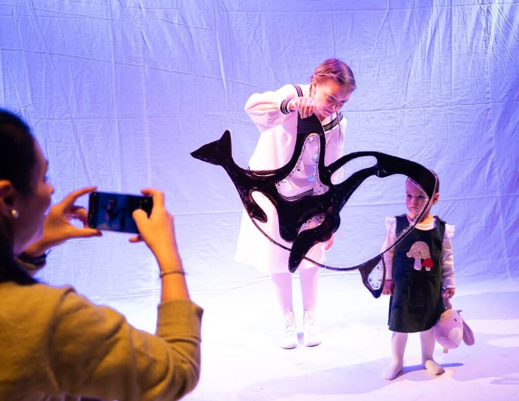 „Ce se aude? Balena” este un spectacol non-verbal, special conceput pentru educația timpurie, care aduce magia mării în fața copiilor prin muzică live, culori și forme fascinante. Cu sunete liniștitoare și imagini din diverse materiale, acest spectacol reimaginează viețuitoarele mării, oferind o experiență senzorială inedită.