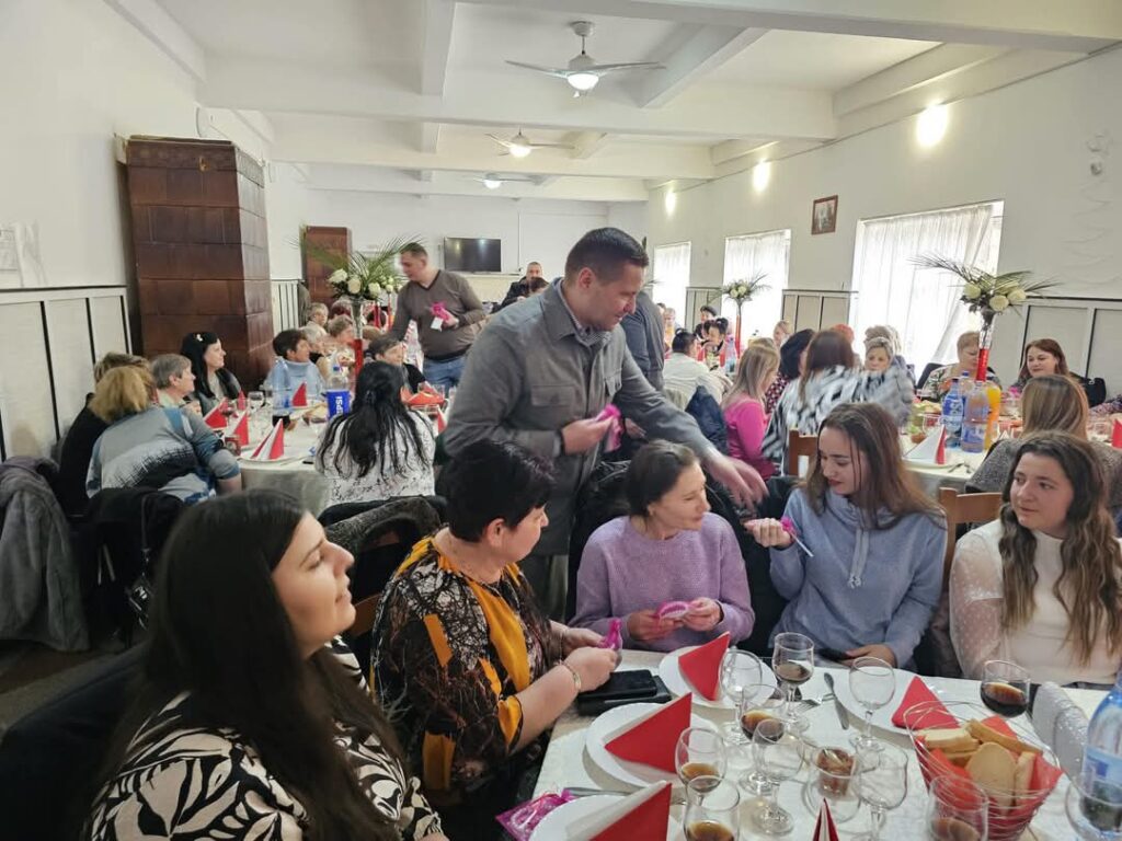 Comuna Moroeni a sărbătorit primăvara prin tradiționalul Bal al Mărțișorului Comuna Moroeni a găzduit, în acest weekend, tradiționalul Bal al Mărțișorului, un eveniment plin de voie bună și energie pozitivă. La eveniment au participat doamnele și domnișoarele din județul Dâmbovița, iar organizatorii au reușit să creeze o atmosferă de neuitat pentru toți cei prezenți.