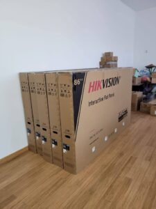 Primarul comunei Bărbulețu, Marian Alexe, a anunțat cu bucurie că instituțiile de învățământ din localitate au primit echipamente digitale moderne și materiale didactice.