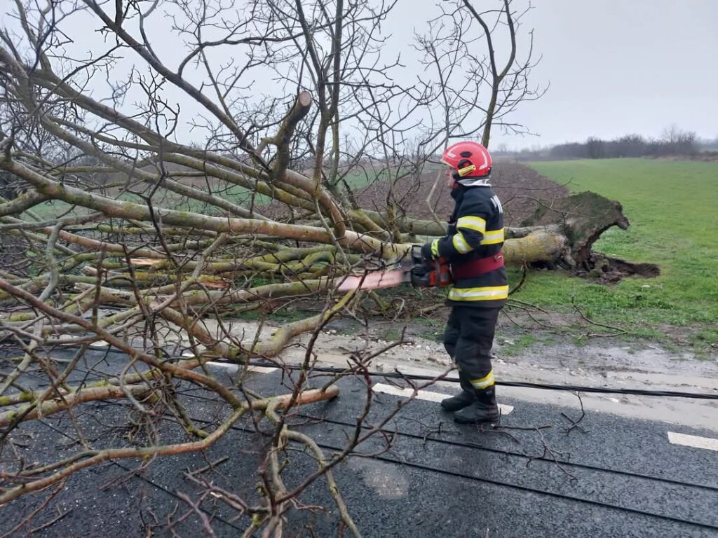  ANM a emis o atenționare meteo cod galben de vânt, valabilă în perioada 15 martie, ora 12 - 16 martie, ora 02, pentru județul Dâmbovița.