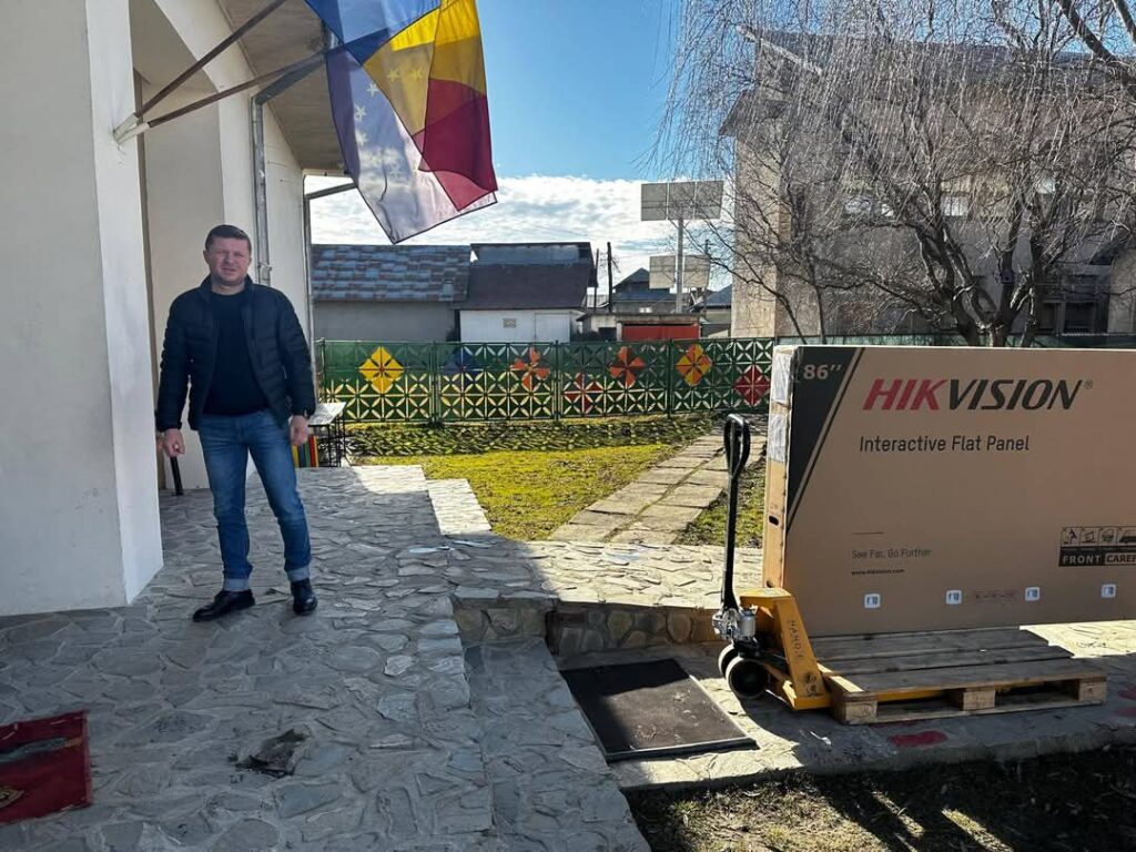 Comuna Ocnița beneficiază de dotări moderne pentru educație: Mobilier și echipamente digitale pentru școli și grădinițe Comuna Ocnița beneficiază de dotări moderne pentru educație. Primarul Eduard Barcacu a anunțat că proiectul Consiliului Județean Dâmbovița