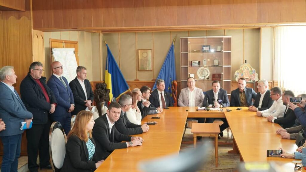 Istorie în Dâmbovița: S-a semnat contractul pentru Centura orașelor Pucioasa și Fieni Istorie în Dâmbovița: S-a semnat contractul pentru Centura orașelor Pucioasa și Fieni. Președintele Consiliului Județean Dâmbovița, Corneliu Ștefan,