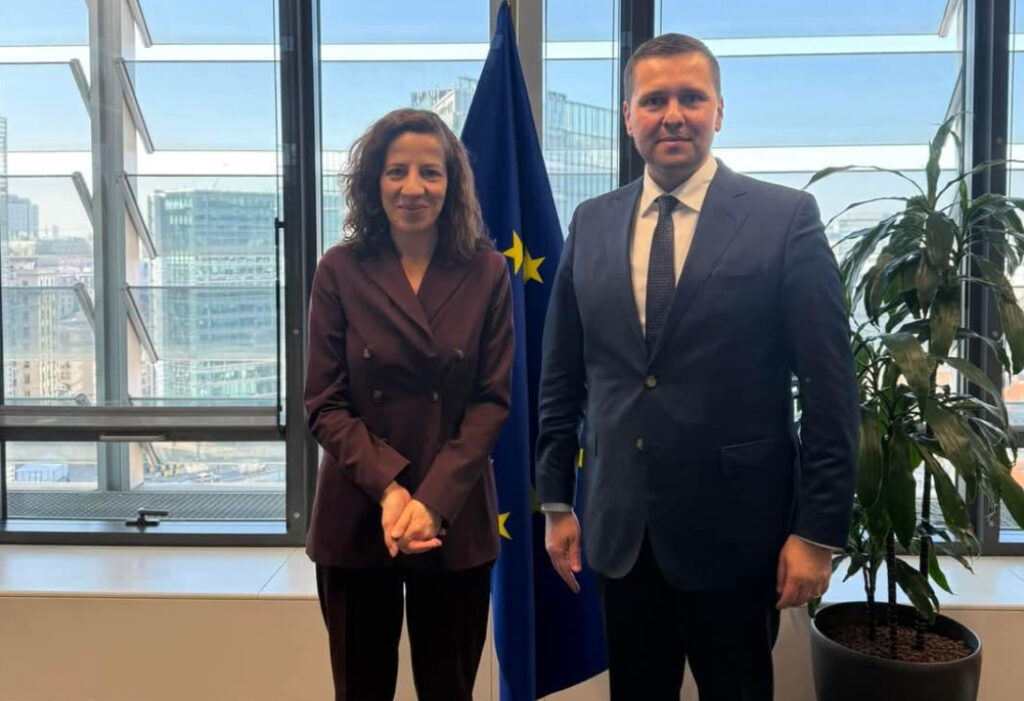 Președintele CJ Dâmbovița, Corneliu Ștefan, a avut o întâlnire crucială ieri la Bruxelles cu Roxana Mînzatu, comisarul european din România și vicepreședinte executiv al Comisiei Europene. Discuțiile s-au concentrat pe strategiile de dezvoltare ale județului, cu un accent deosebit pe atragerea fondurilor europene pentru proiectele de infrastructură și dezvoltare locală.