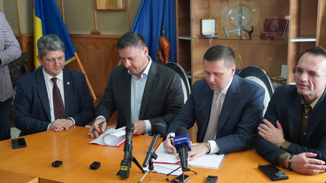 Istorie în Dâmbovița: S-a semnat contractul pentru Centura orașelor Pucioasa și Fieni. Președintele Consiliului Județean Dâmbovița, Corneliu Ștefan,