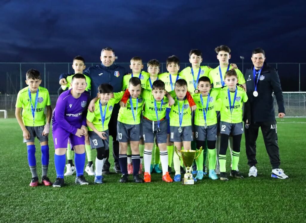 Petrești, Vicecampioană Județeană la Cupa Satelor 2023/2024! Comuna Petrești continuă să își lase amprenta în fotbalul județean! După un parcurs impresionant, echipa locală, antrenată de Alin Ilie, a reușit să ajungă în finala Cupei Satelor pentru a doua oară consecutiv, devenind vicecampioană județeană.