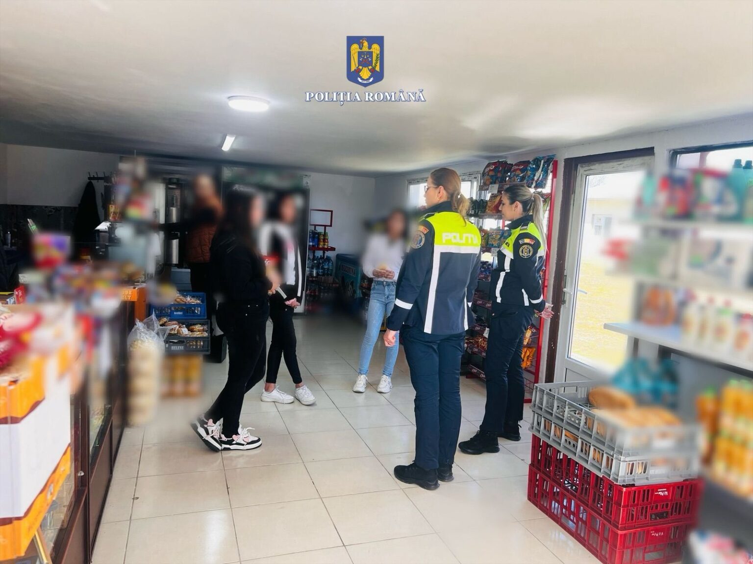 Polițiștii dâmbovițeni acționează pentru siguranța elevilor, combaterea absenteismului și prevenirea violenței în școli.