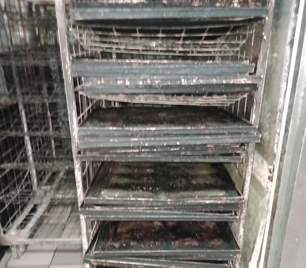 În urma unei sesizări primite pe adresa de e-mail contact@piedone.ro, Comisariatul Județean pentru Protecția Consumatorilor (CJPC) Botoșani a desfășurat o acțiune de control la o fabrică de pâine din Hârlău, județul Iași, unde au fost descoperite nereguli majore în procesul de producție și igienă. Ca urmare a acestora, fabrica a fost închisă pe termen nelimitat, până la remedierea tuturor deficiențelor și renovarea totală a spațiilor.