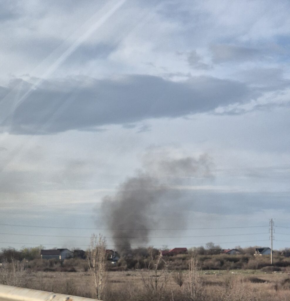 Ieri, pompierii dâmbovițeni au intervenit rapid și eficient pentru stingerea a două incendii de vegetație care au izbucnit în localitățile Bălteni și Ionești.