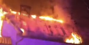 Incendiu devastator la Butimanu: Pompierii intervin pentru stingerea flăcărilor, în această dimineață.