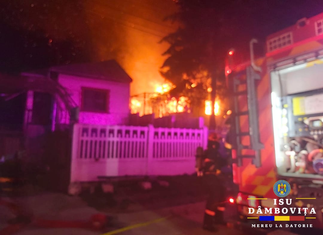 Incendiu devastator în comuna Șotânga, în seara de 6 martie 2025, în jurul orei 20:12, pompierii din Târgoviște