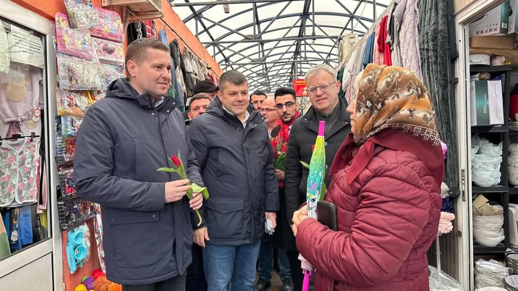 Tradiție de 1 martie la Titu,  în ciuda vremii reci, primarul Laurențiu Costache și președintele CJ Dâmbovița, Corneliu Ștefan alături echipa lor