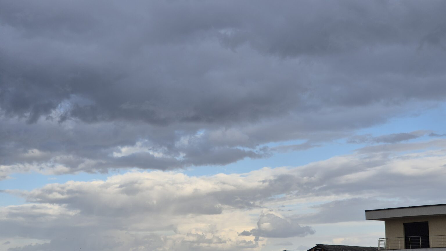 Vremea extremă: Pregătește-te pentru schimbări bruste și fenomene severe! Vremea extremă : Pregătește-te pentru schimbări bruste și fenomene severe, începând de astăzi după-amiază, toată țara se confruntă cu un fenomen meteorologic rar