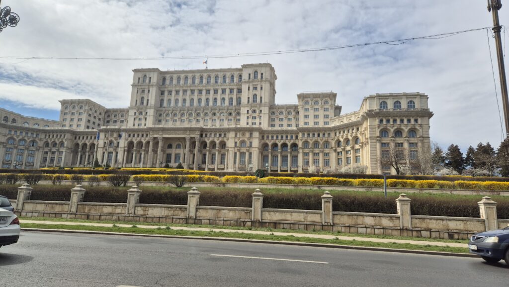 Vremea ne joacă feste: Dimineți și nopți geroase, dar temperaturi mai plăcute la prânz Vremea ne joacă feste, dimineața începe cu ger, dar nu vă faceți griji – la prânz, temperaturile vor deveni mult mai plăcute în majoritatea regiunilor