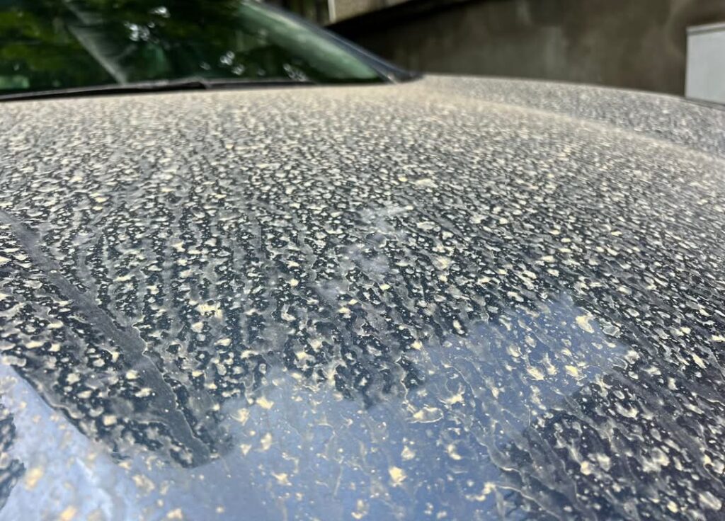 Un val de praf saharian a ajuns în România, iar autoritățile avertizează populația despre riscurile acestui fenomen atmosferic