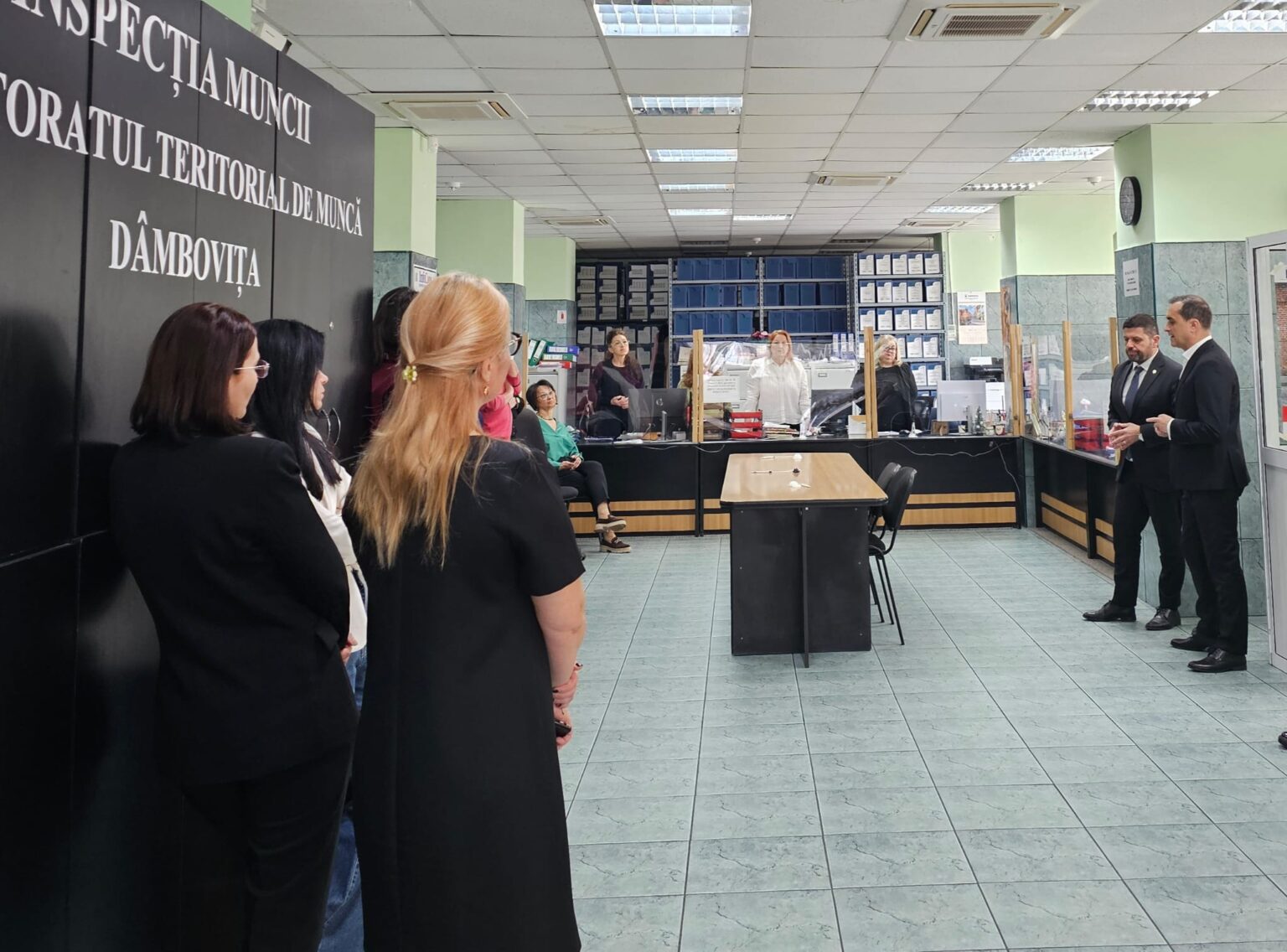 Ieri, Marian Tănase, prefectul județului Dâmbovița, a efectuat o vizită de lucru la Inspectoratul Teritorial de Muncă (ITM) Dâmbovița,