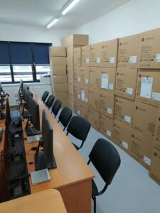 Școli moderne pentru elevii dâmbovițeni, astăzi, de dimineață, președintele Consiliului Județean Dâmbovița, Corneliu Ștefan, a anunțat un proiect major pentru îmbunătățirea condițiilor de învățământ din județ. În ultimele două săptămâni, mai multe unități de învățământ din județul Dâmbovița au fost dotate cu echipamente performante, în cadrul unui proiect administrativ de 65.000.000 lei.