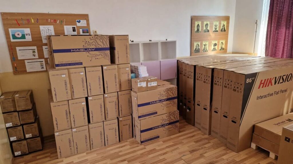 Școli moderne pentru elevii dâmbovițeni: Consiliul Județean Dâmbovița investește în educație Școli moderne pentru elevii dâmbovițeni, astăzi, de dimineață, președintele Consiliului Județean Dâmbovița, Corneliu Ștefan, a anunțat un proiect major pentru îmbunătățirea condițiilor de învățământ din județ. În ultimele două săptămâni, mai multe unități de învățământ din județul Dâmbovița au fost dotate cu echipamente performante, în cadrul unui proiect administrativ de 65.000.000 lei.