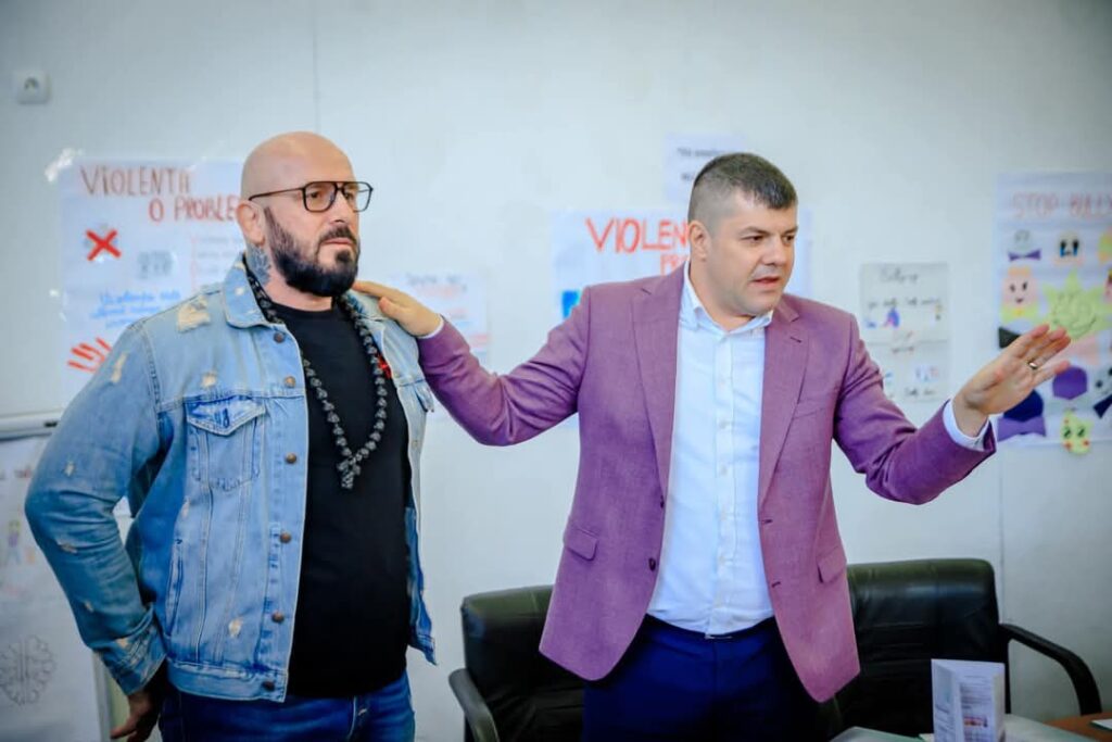 Titu promovează educația non-violentă prin proiectul „Fii Inteligent, NU Violent!”Primarul orașului Titu, Laurențiu Costache,