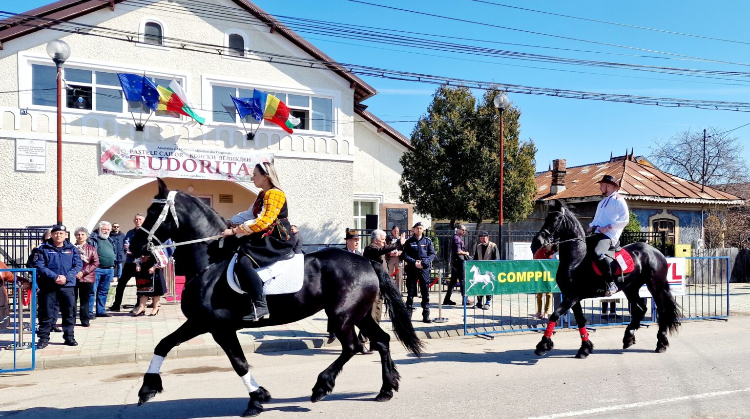 „Tudorita-Paștele Cailor” ,Târgoviște va găzdui, pe 8 martie 2025, o nouă ediție a obiceiului tradițional „Tudorita-Paștele Cailor” al Comunității Bulgarilor din Târgoviște, un eveniment plin de culoare și voie bună, care celebrează venirea primăverii și tradițiile autentice ale comunității bulgare.