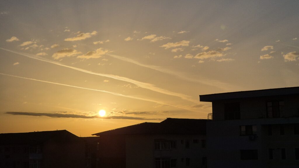 Vremea este frumoasă în prima parte a zilei , spre seară se instalează instabilitatea atmosferică cu ploi și furtuni Astăzi, vremea va fi frumoasă în prima parte a zilei, cu cer parțial noros și temperaturi de 15 °C în Târgoviște. Vântul va suflă ușor, cu o viteză de 5 km/h dinspre nord-nord-vest