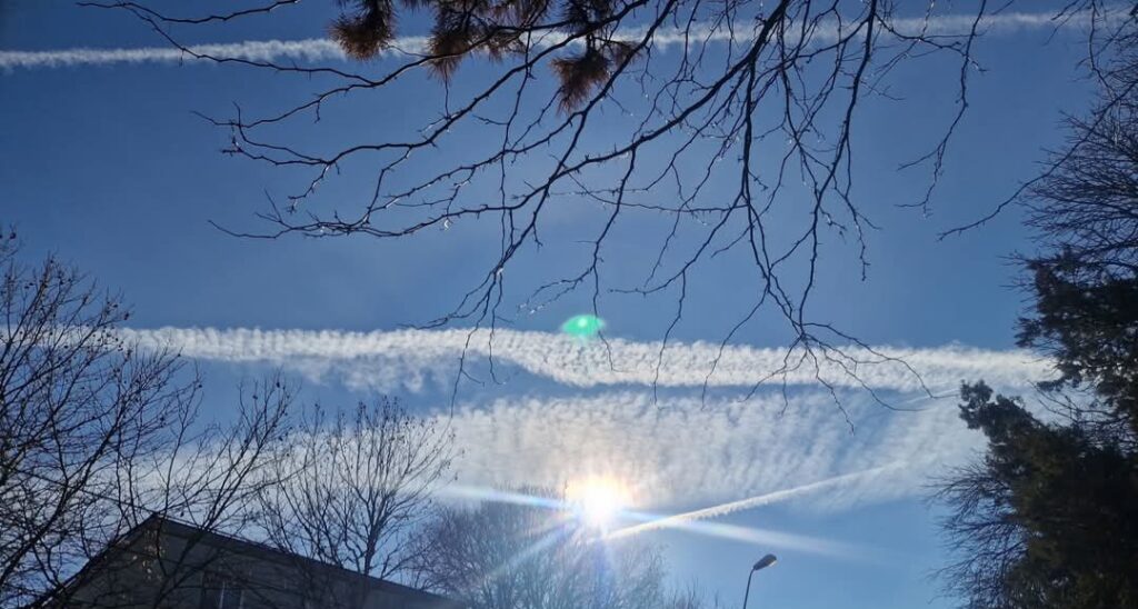 Prognoza meteo pentru astăzi: Temperaturi ridicate, praf saharian și averse Prognoza meteo pentru astăzi: Temperaturi ridicate, praf saharian și averse .Praful saharian a ajuns în România în urma unui vânt puternic care transportă particule fine de nisip și praf deșertic din Sahara.