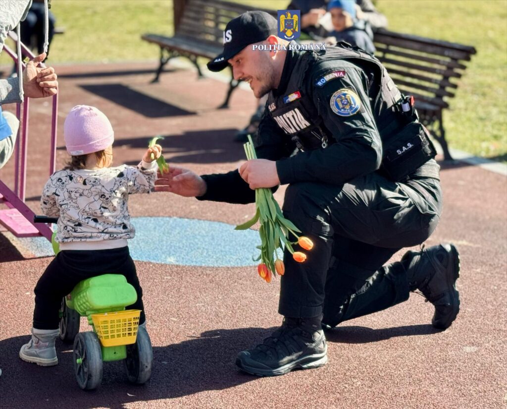 Ziua Femeii Sărbătorită cu flori și mesaje de siguranță de polițiștii dâmbovițeni.