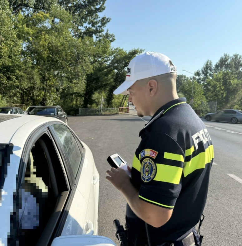 Astăzi, în județul Dâmbovița, polițiștii desfășoară o razie amplă pe drumurile din întreaga regiune, având ca scop prevenirea accidentelor rutiere și asigurarea siguranței în trafic.