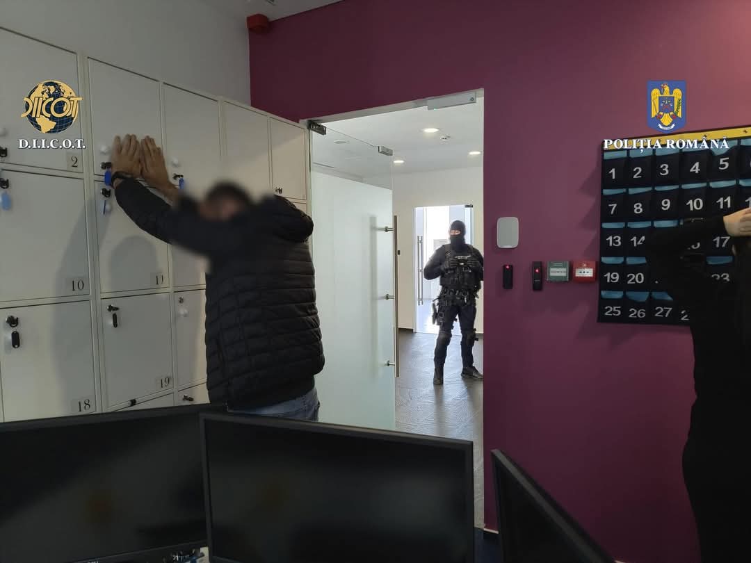 Atenție la înșelătoriile financiare! Poliția Română a demascat o grupare infracțională organizată, formată din peste 50 de persoane,