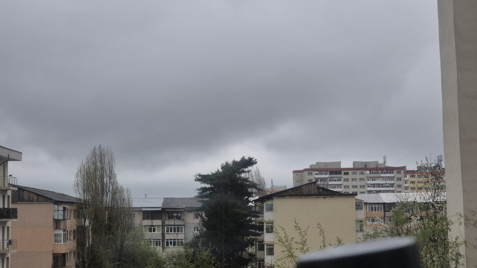 Avertizare meteorologică, un front rece puternic a pătruns în județul Dâmbovița și în alte zone din țară, aducând ploi , furtuni și vijelii care vor continua