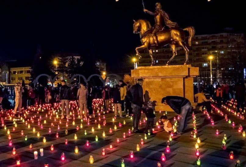 Târgoviște îmbracă din nou straie de lumină și reculegere în Joia Mare, odată cu desfășurarea unei tradiții devenite simbol al comunității: „Calea Luminii”.