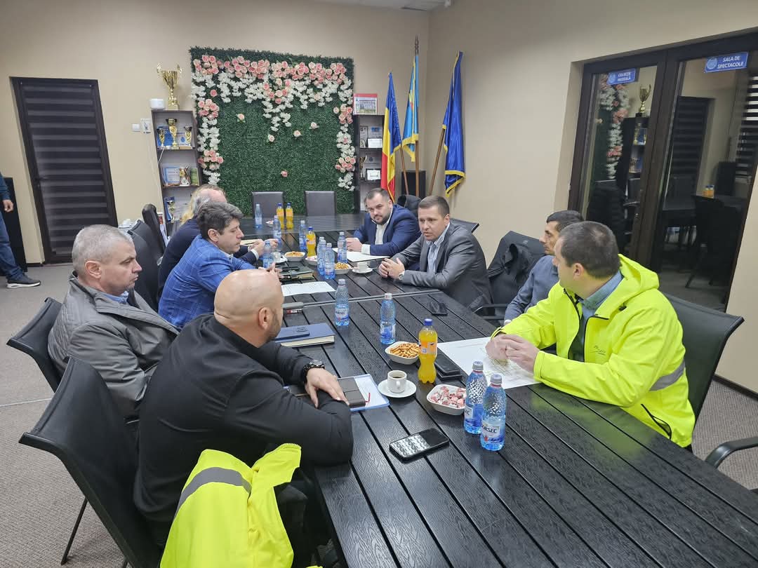 Președintele Consiliului Județean Dâmbovița, Corneliu Ștefan, a început săptămâna cu o vizită de lucru în localitățile Șotânga, Vulcana-Pandele și Brănești, alături de reprezentanții Companiei de Apă,