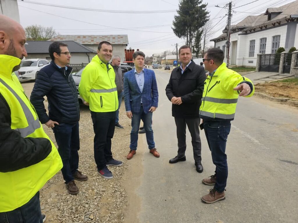 Președintele Consiliului Județean Dâmbovița, Corneliu Ștefan, a început săptămâna cu o vizită de lucru în localitățile Șotânga, Vulcana-Pandele și Brănești, alături de reprezentanții Companiei de Apă,