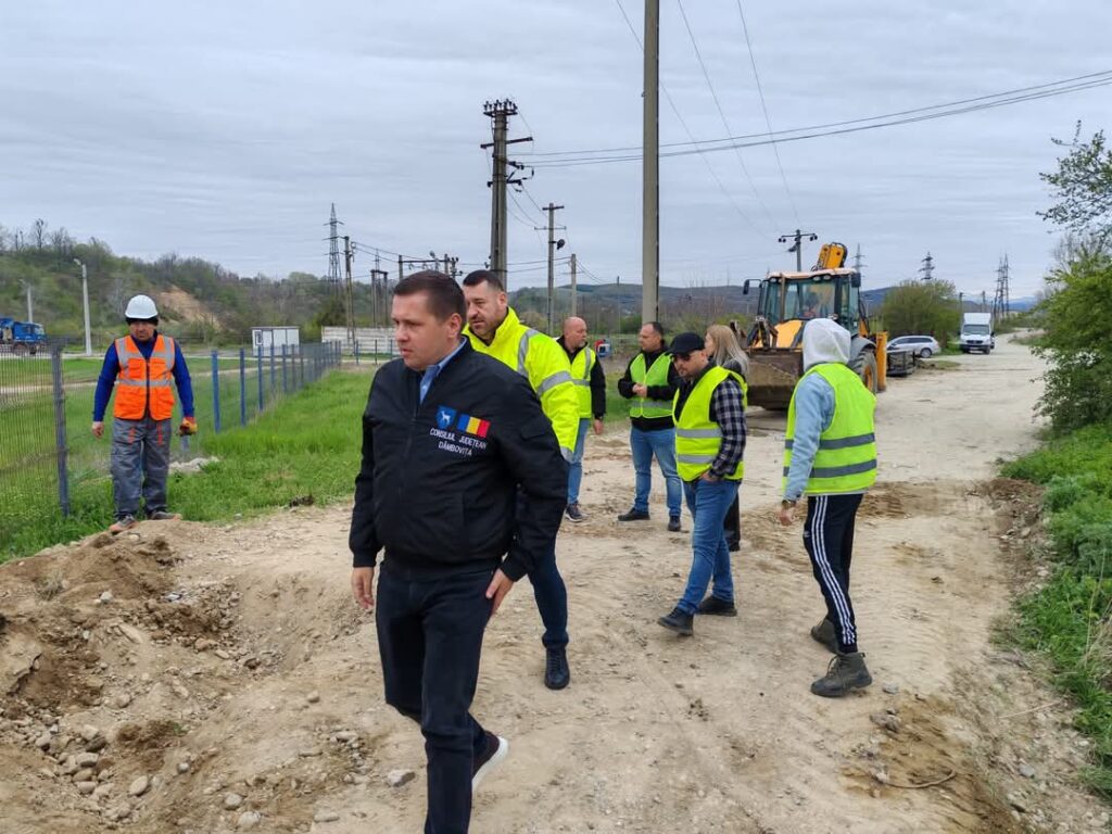 Corneliu Ștefan, președintele CJ Dâmbovița, monitorizează lucrările de infrastructură din județ: Investiție de 8,6 milioane lei pentru rețelele de apă și canalizare Președintele CJ Dâmbovița, Corneliu Ștefan, a fost prezent în teren pentru a verifica personal stadiul lucrărilor la o investiție majoră privind rețelele de apă si canalizare în zona Moreni, și a transmis un mesaj ferm privind respectarea termenelor și a calității execuției.