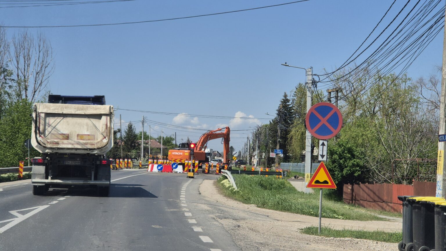 Lucrările de modernizare a drumului național DN 71 Bâldana-Târgoviște, ce vizează lărgirea la 4 benzi, sunt pe drumul cel bun și se desfășoară conform planului stabilit. Astfel, se pune capăt unei perioade lungi de așteptări și promisiuni, iar județul nostru beneficiază de un proiect major care va transforma semnificativ infrastructura regiunii.