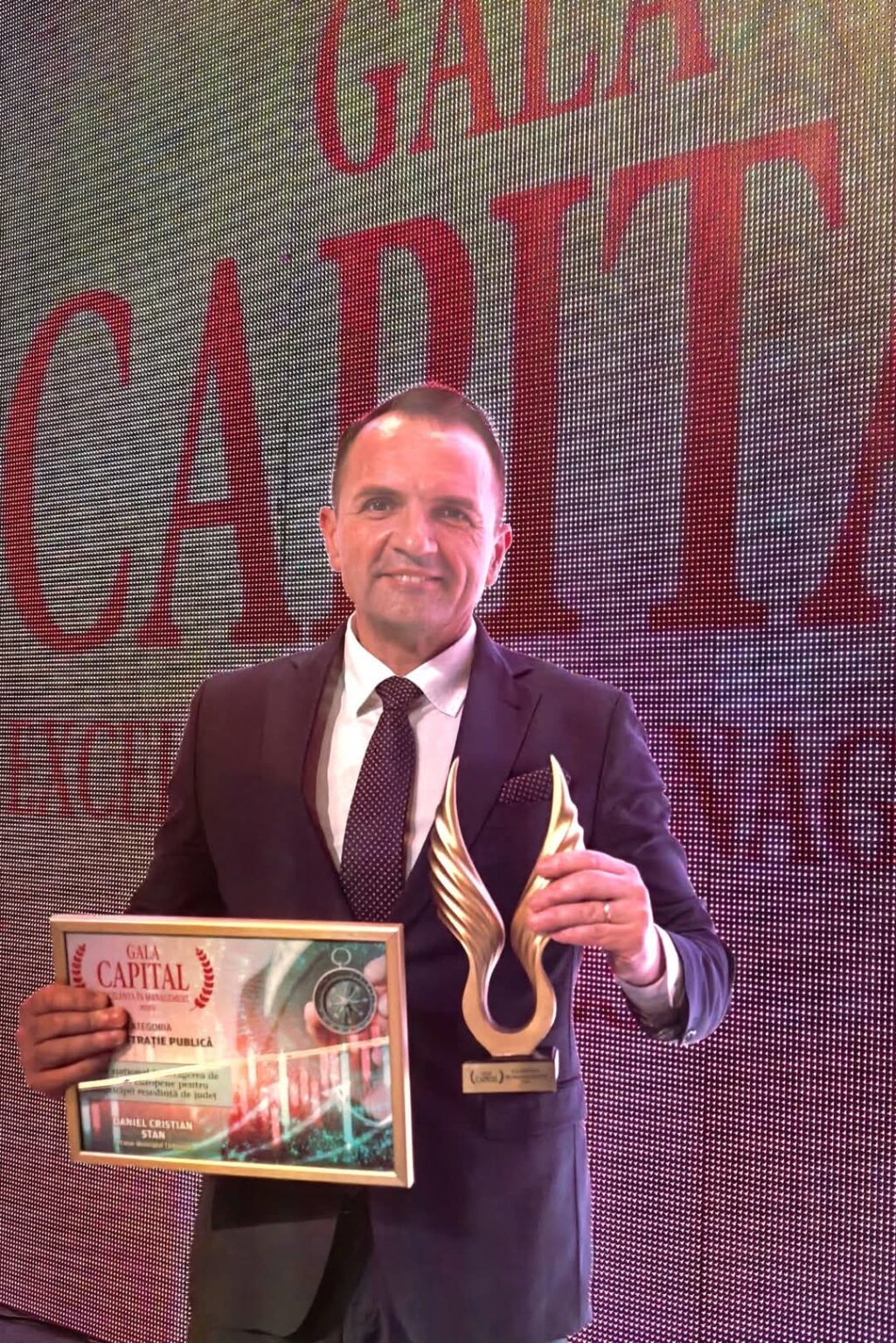 Primarul Târgoviștei, Daniel Cristian Stan, în topul celor mai buni 10 manageri din administrația publică din România Primarul municipiului Târgoviște, Daniel Cristian Stan, a fost inclus din nou în prestigiosul Top 100 al celor mai buni manageri din România, realizat de Revista Capital