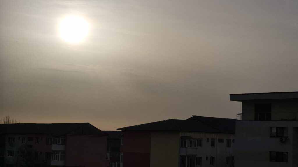 De la soare la instabilitate atmosferică accentuată, astăzi, 20 aprilie 2025, vremea se schimbă rapid. După o dimineață însorită, instabilitatea atmosferică se va accentua temporar între orele 13:00 și 19:00.