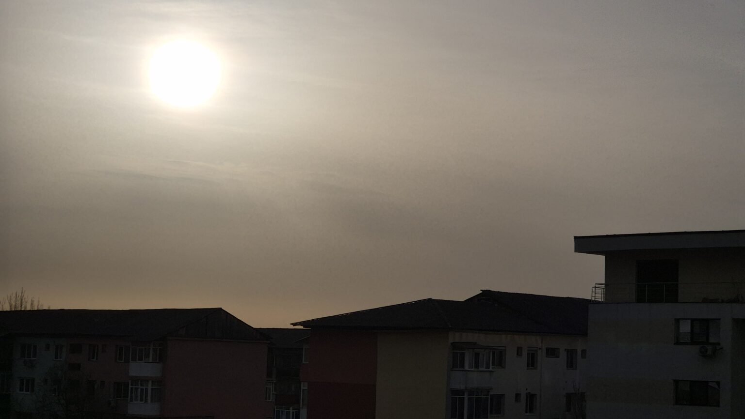 De la soare la instabilitate atmosferică accentuată, astăzi, 20 aprilie 2025, vremea se schimbă rapid. După o dimineață însorită, instabilitatea atmosferică se va accentua temporar între orele 13:00 și 19:00.